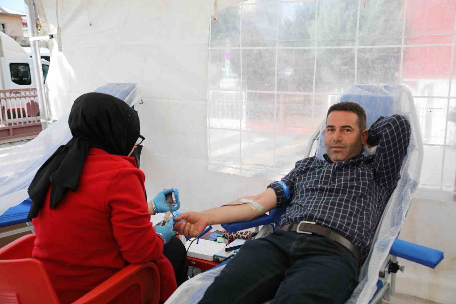 Erciş&rsquo;te 2011 depreminde hayatını kaybedenler anıldı
