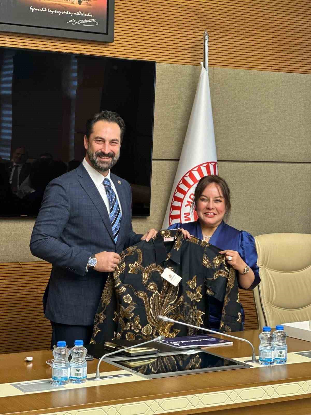 AK Parti’li Arınç, muhtarları Bakan Yumaklı ile buluşturdu
