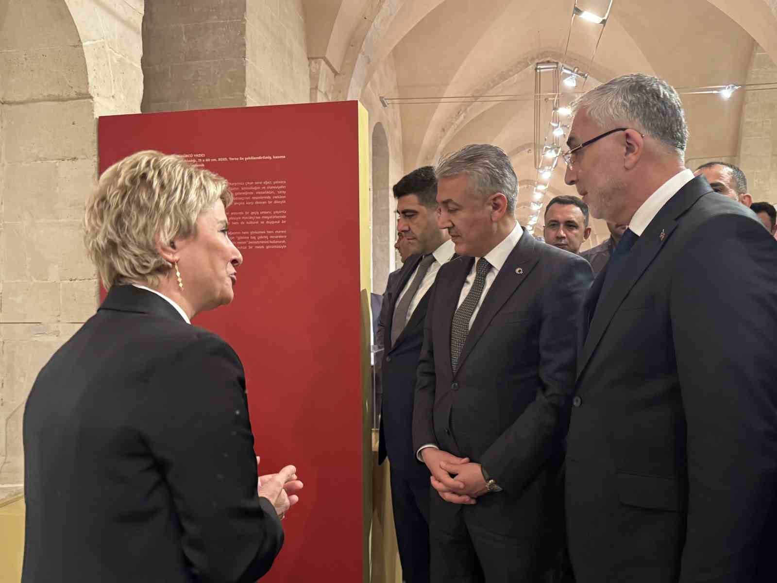 Bakan Işıkhan, Mardin K&uuml;lt&uuml;r Yolu Festivali&rsquo;ndeki sergileri gezdi: "T&uuml;rkiye&rsquo;nin mozaiğini &ouml;zetlediğimizde Mardin m&uuml;thiş bir coğrafya"
