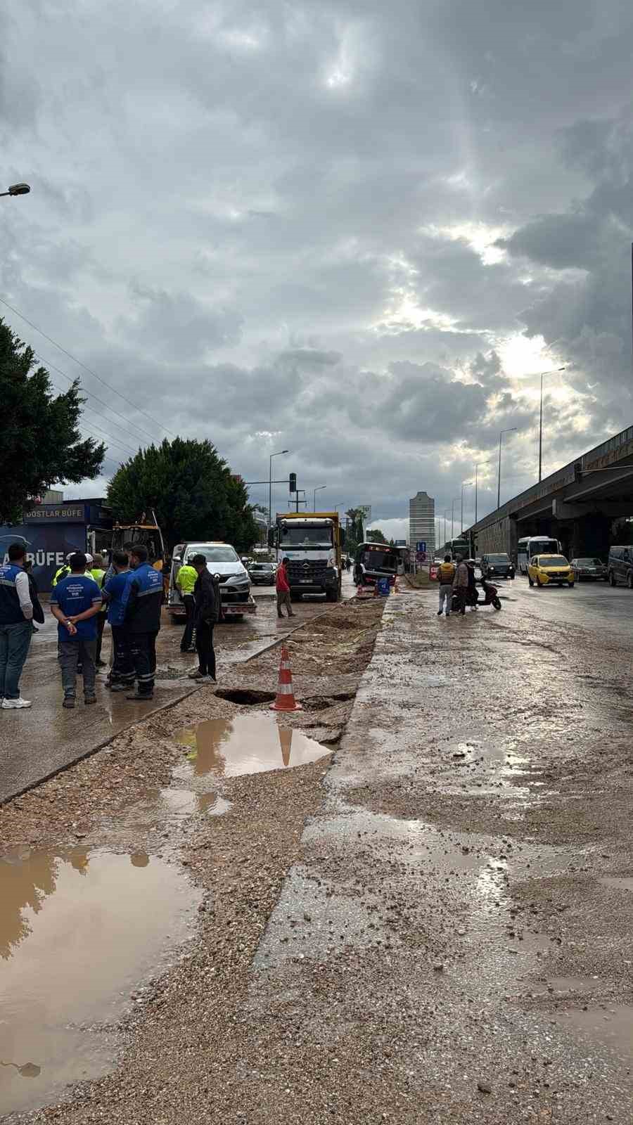 Alt yapı &ccedil;alışması yapılan alan yağış dolayısıyla &ccedil;&ouml;kt&uuml;, ara&ccedil;lar mahsur kaldı
