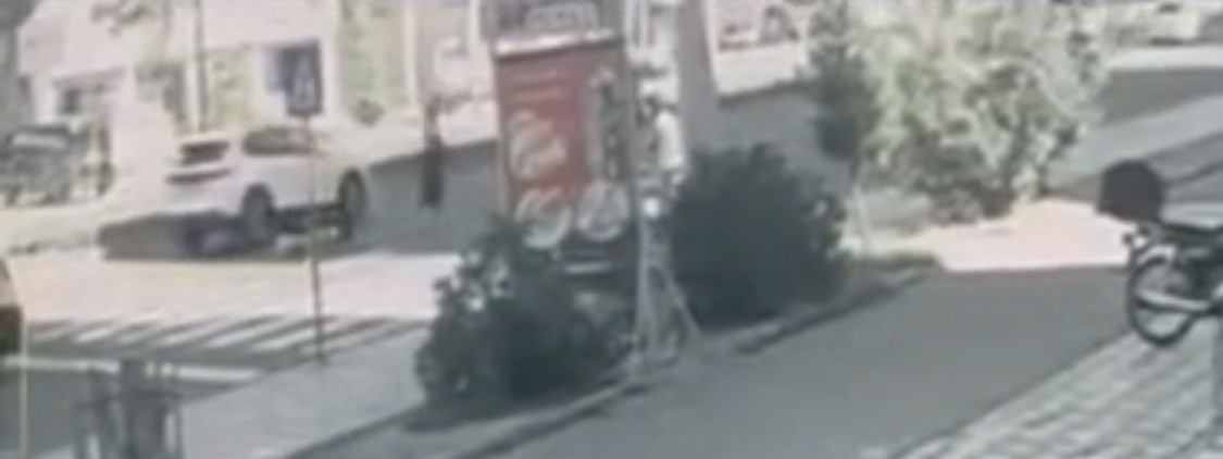 Batman’da cip yaya geçidinde iki kişiye çarptı: O anlar kamerada
