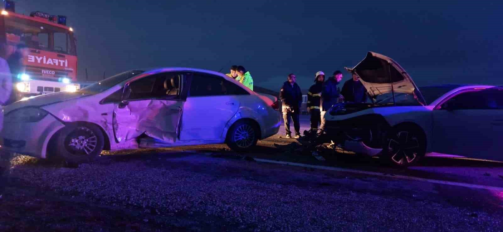 Çorum’da iki otomobil çarpıştı: 3 yaralı