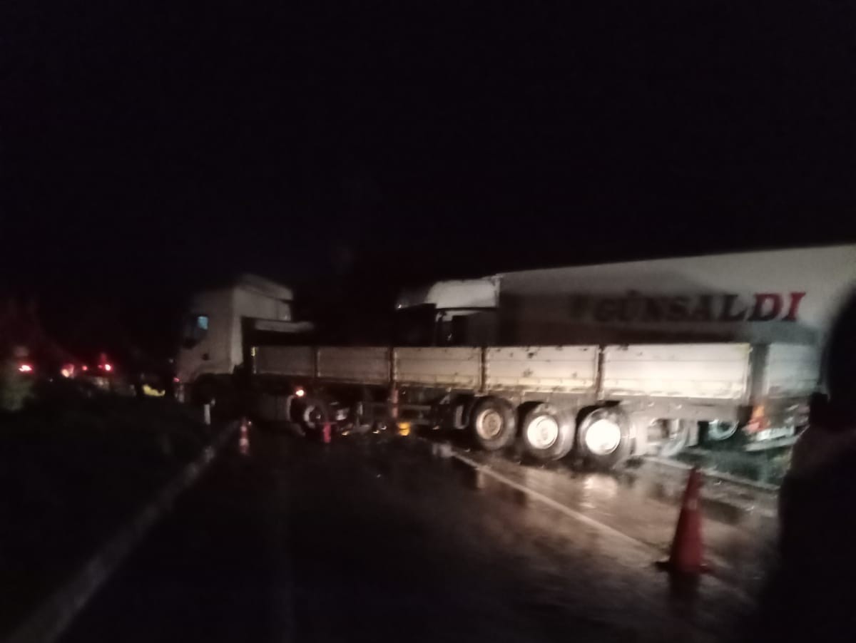 Tırların kazası ucuz atlatıldı