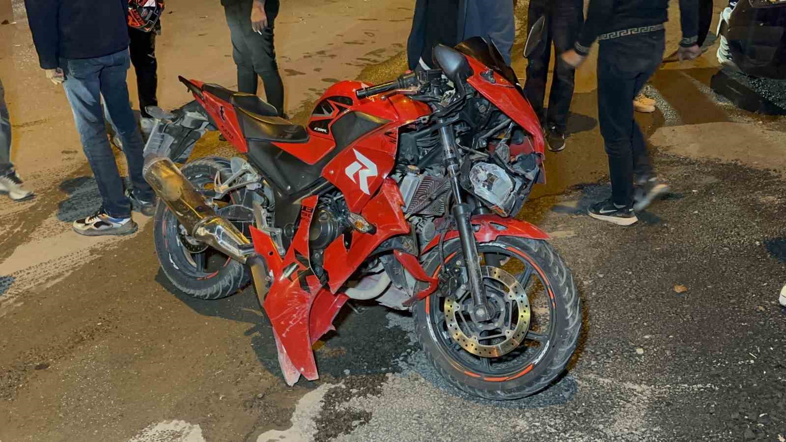 Otomobil ile motosiklet çarpıştı: 3 yaralı
