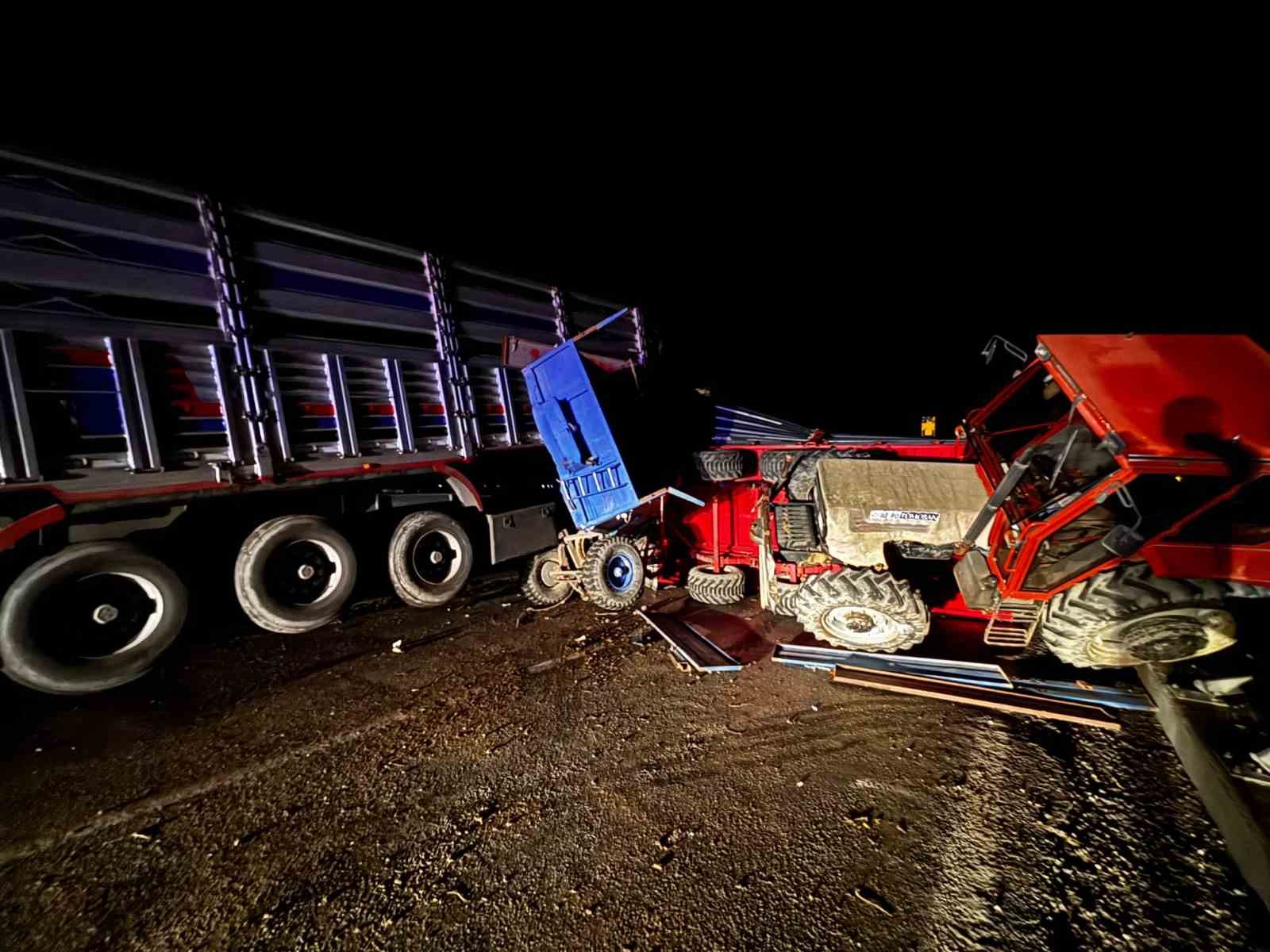 Babaeski’de tır ile traktör çarpıştı, yol trafiğe kapandı