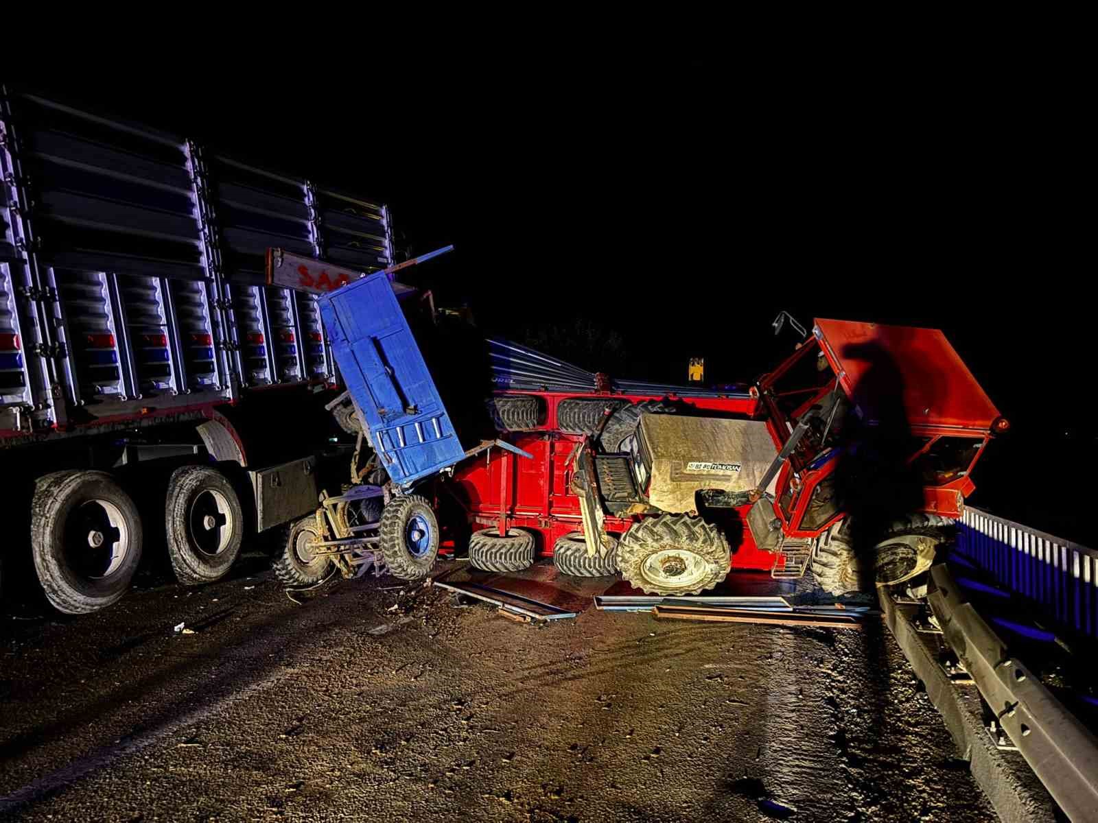 Babaeski’de tır ile traktör çarpıştı, yol trafiğe kapandı