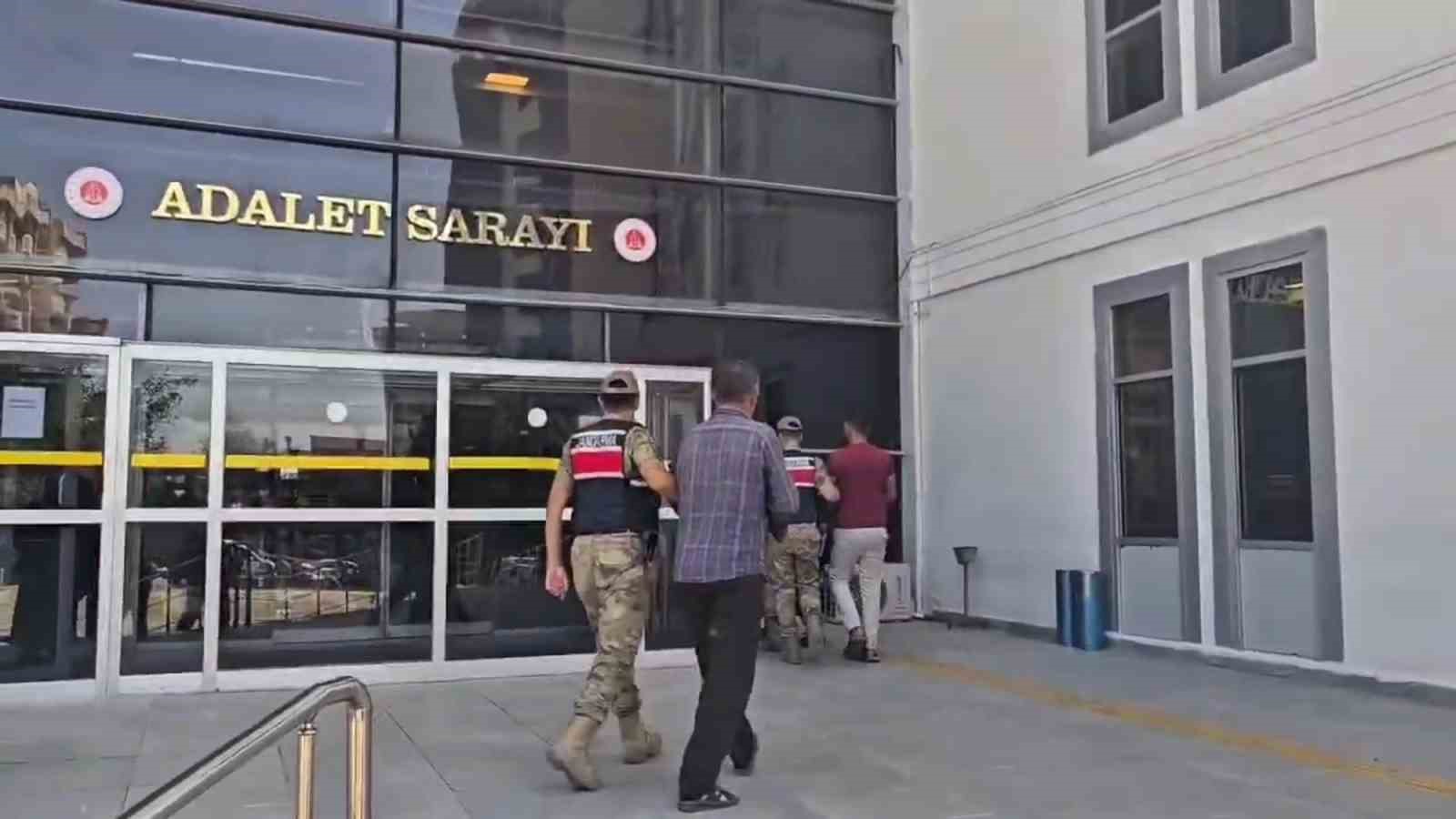 Uyuşturucu tarlasında bin 876 kök kenevir ele geçirildi: 3 tutuklama
