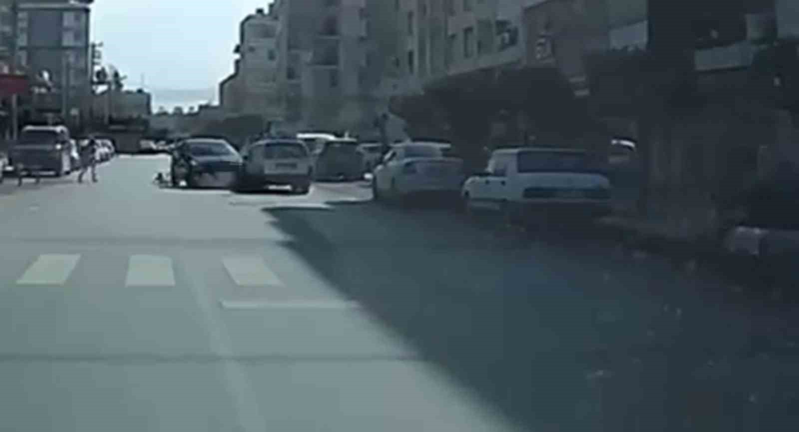 Yola fırlayan çocuğa çarpmamak isterken karşı yönden gelen otomobille kafa kafaya çarpıştı