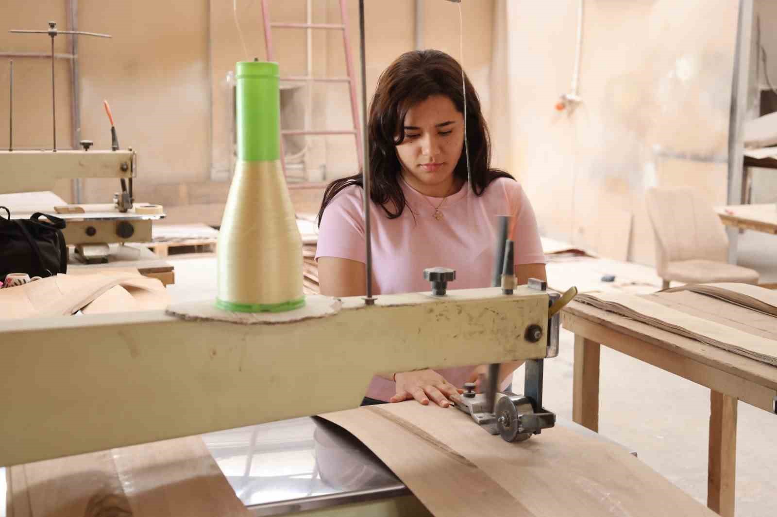 Hatay Büyükşehir Belediyesi, geleceğin mobilyacıların yetiştiriyor
