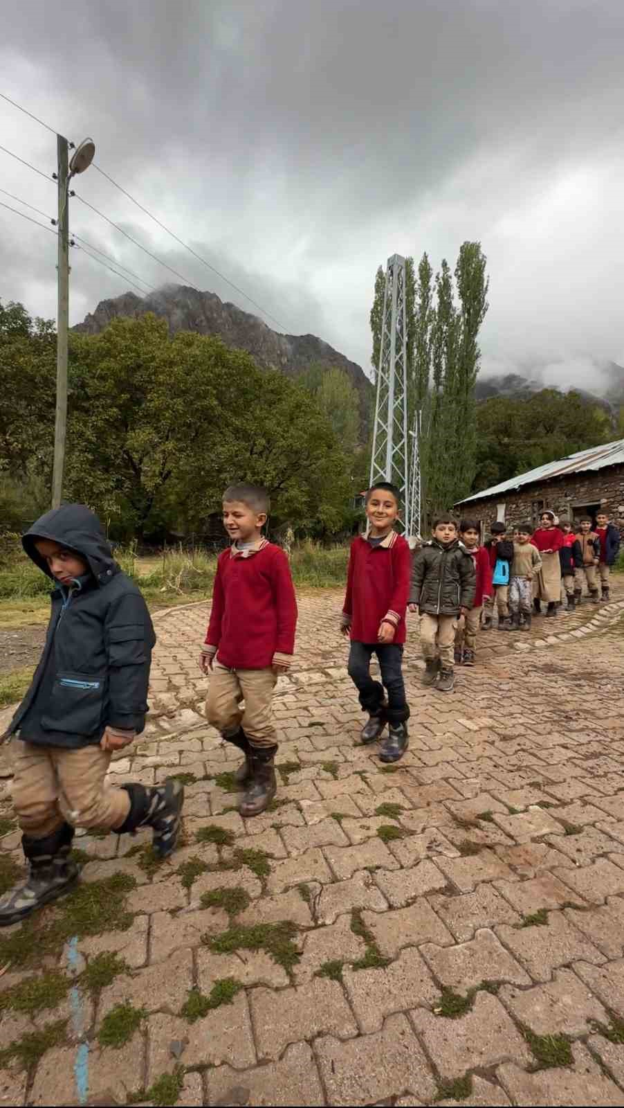 Türkiye-Irak sınırında kartpostallık manzara: Kar ve sonbahar güzelliği bir arada