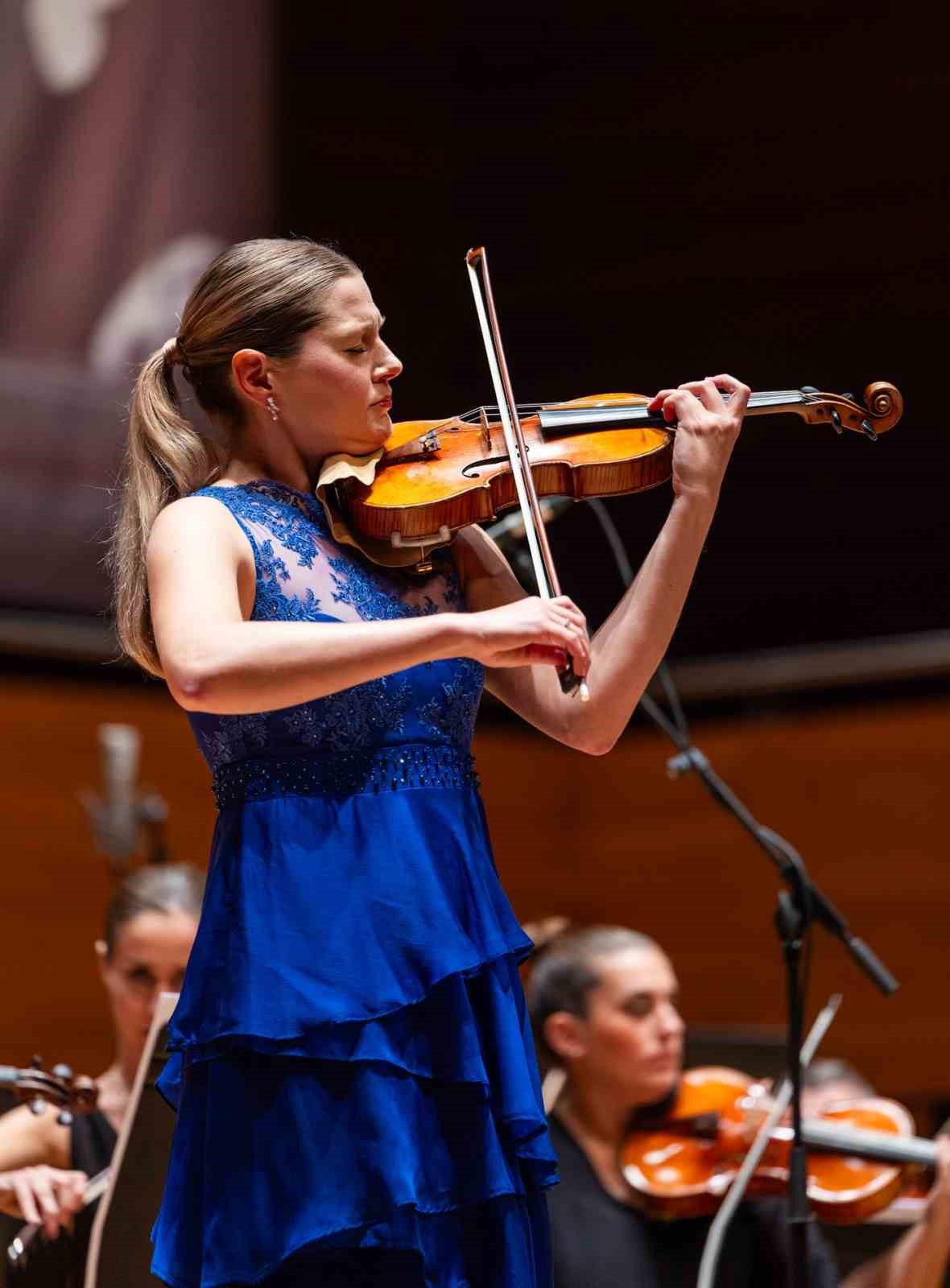 175 yıllık kemanla büyüleyen performans