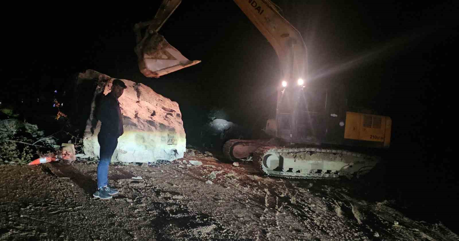 Düşen dev kaya karayolunu ulaşıma kapattı