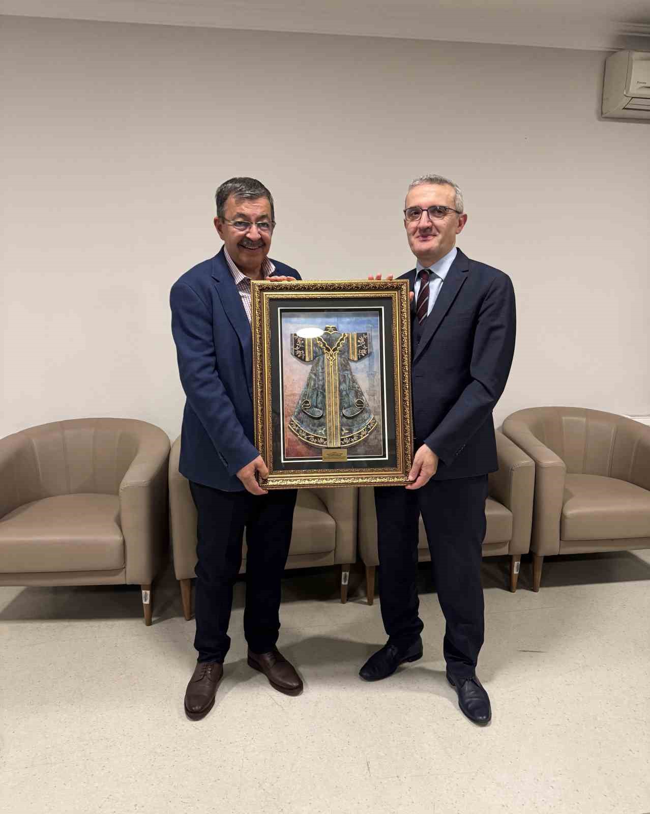 Esenyurt&rsquo;ta sanat dolu bir akşam: Hayati İnan&ccedil;&rsquo;tan "Hayata Şiirden Bakmak" s&ouml;yleşisi
