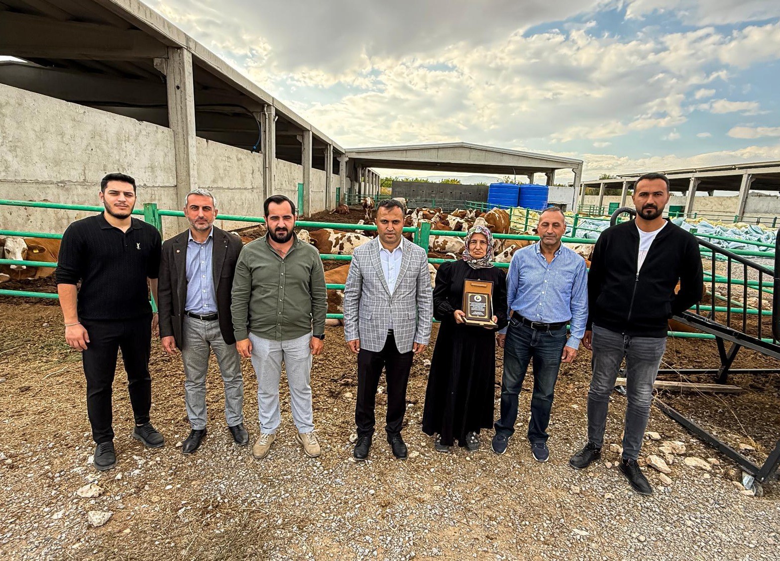 TOBB Malatya Genç girişimciler kurulu tarafından kadın girişimci Hafure Adak’a plaket