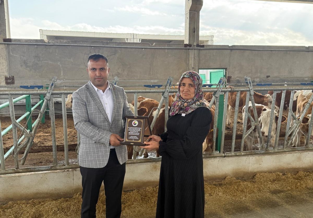TOBB Malatya Genç girişimciler kurulu tarafından kadın girişimci Hafure Adak’a plaket