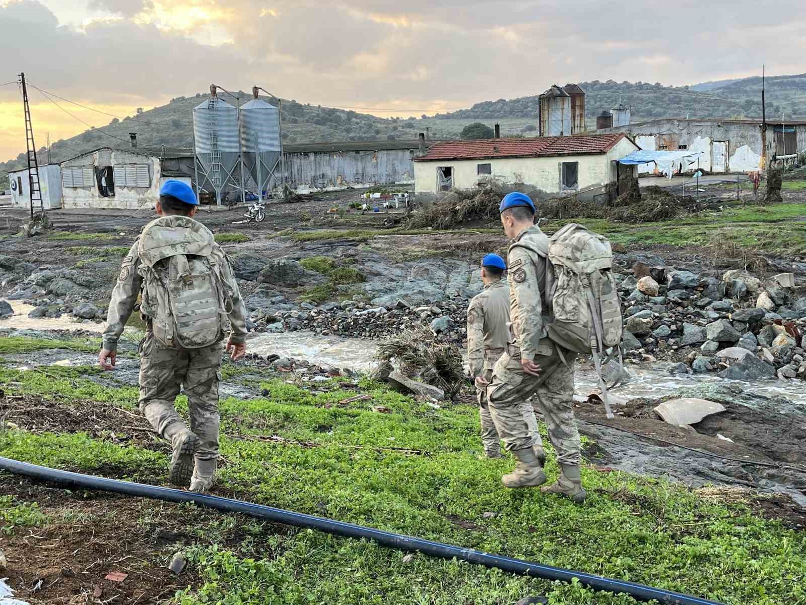 AFAD Başkanı Pehlivan ve Vali Elban&rsquo;dan Fo&ccedil;a&rsquo;da a&ccedil;ıklama
