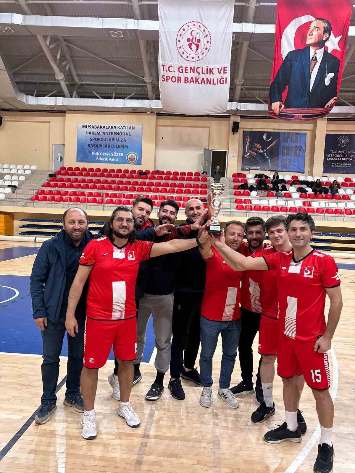BŞE&Uuml;, Erkek Voleybol Takımı 3.&rsquo;l&uuml;k elde etti
