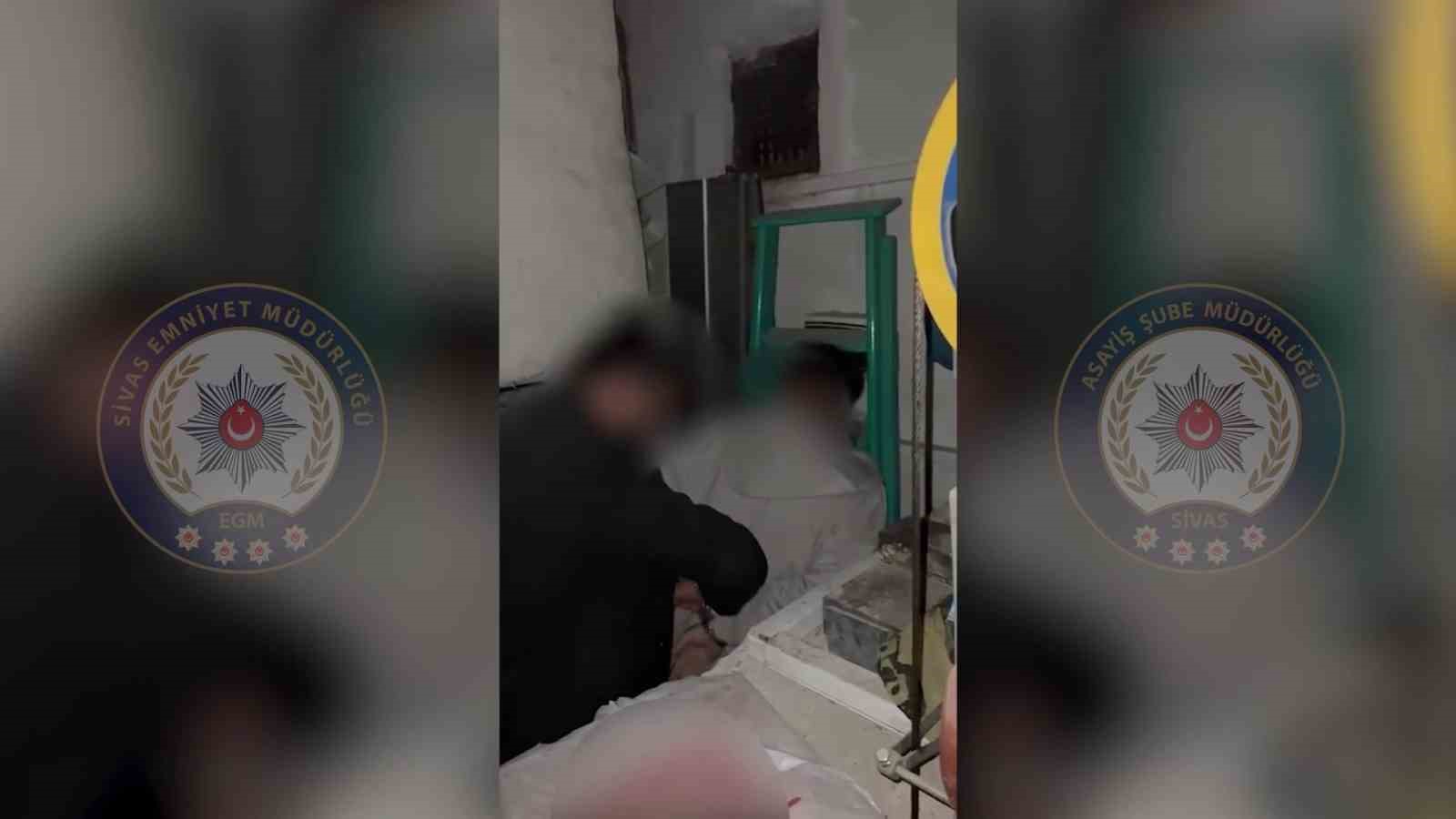 Sivas’ta aranan şahıs gizli bölmede yakalandı
