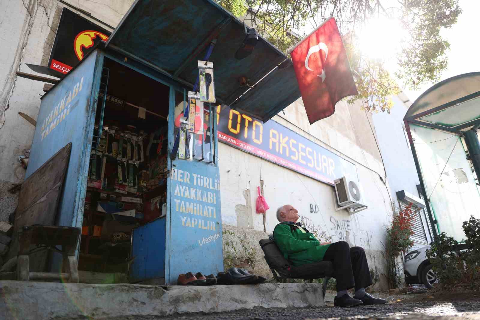 2 metrekarede 45 yıllık ayakkabı boyacılığı