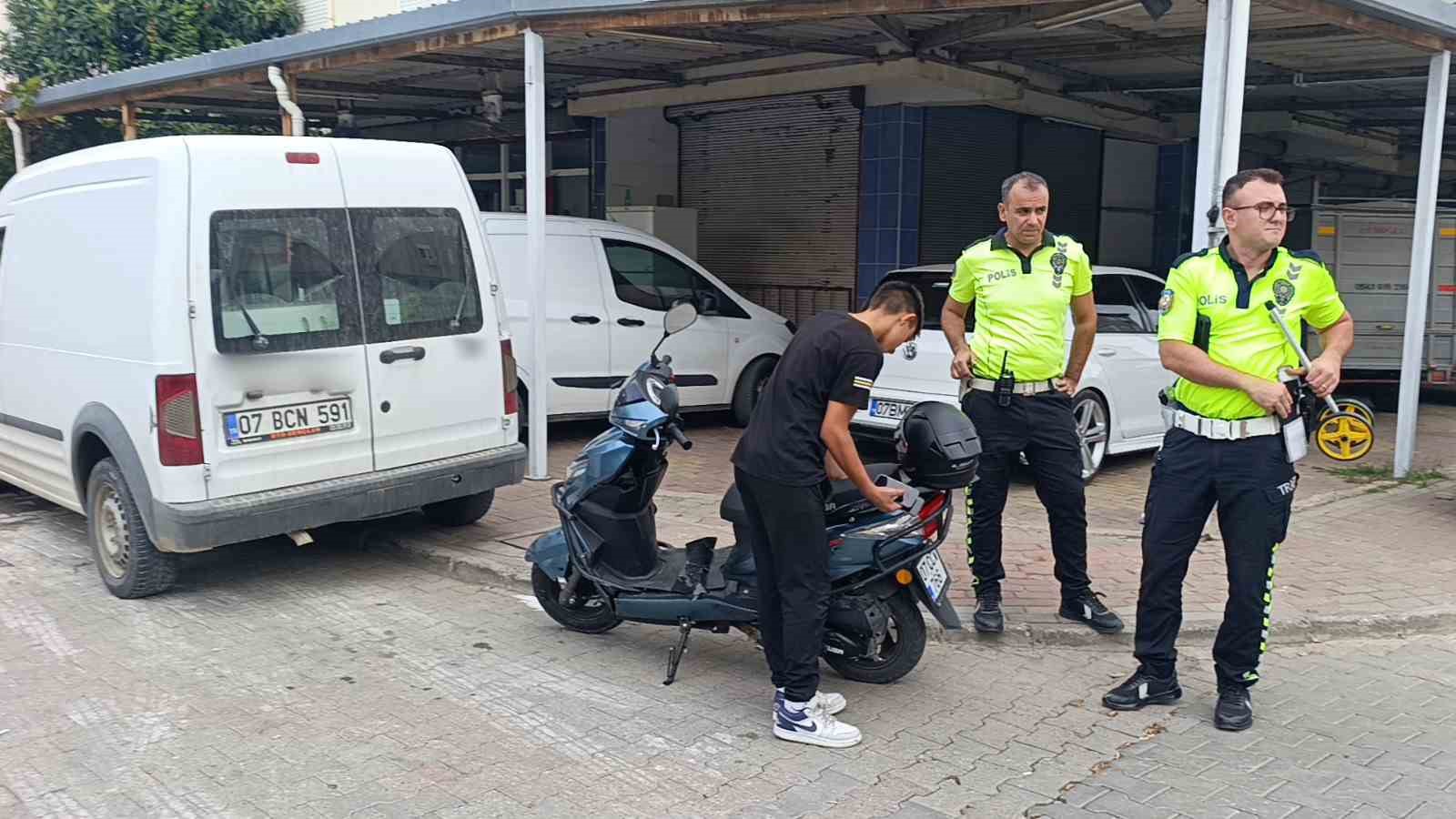 Antalya’da motosikletler çarpıştı: 3 yaralı