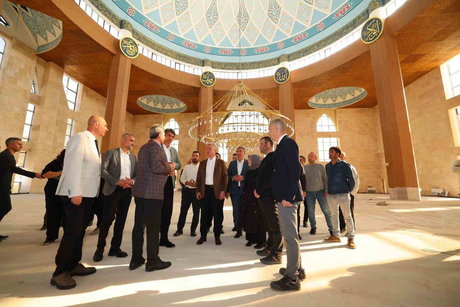 Kartepe’nin 3 bin kişilik cami inşaatı tamamlanmak üzere
