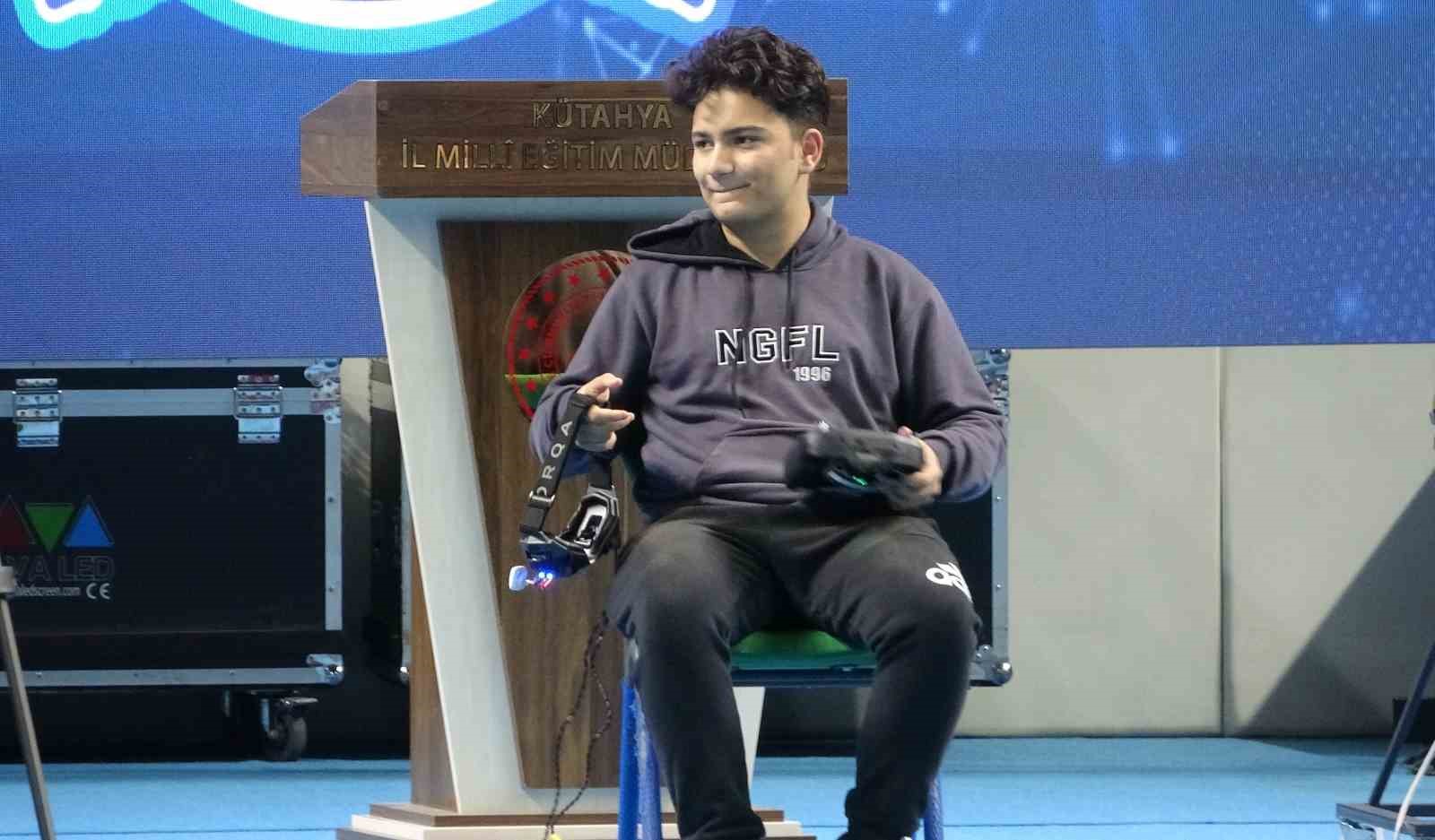 Kütahyalı lise öğrencisi, sıfırdan tasarladığı dron ile dünya şampiyonu oldu