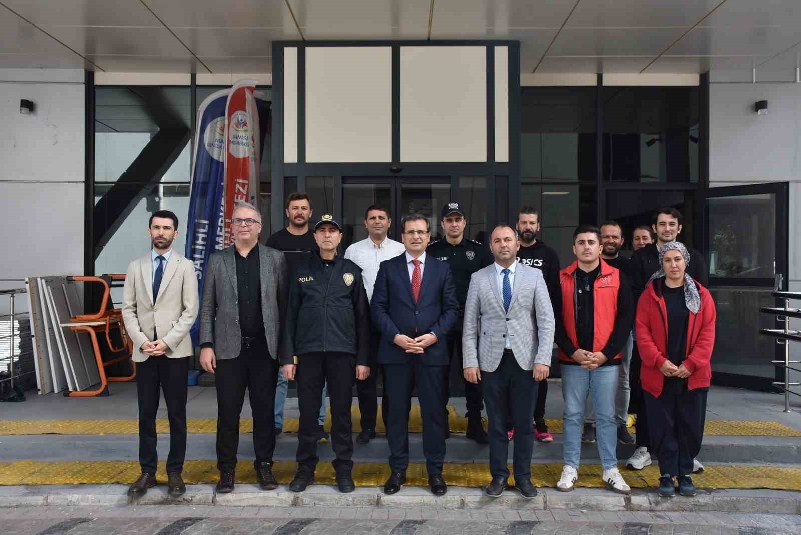 Kaymakam Güldoğan, Salihli’nin spor merkezini ziyaret etti
