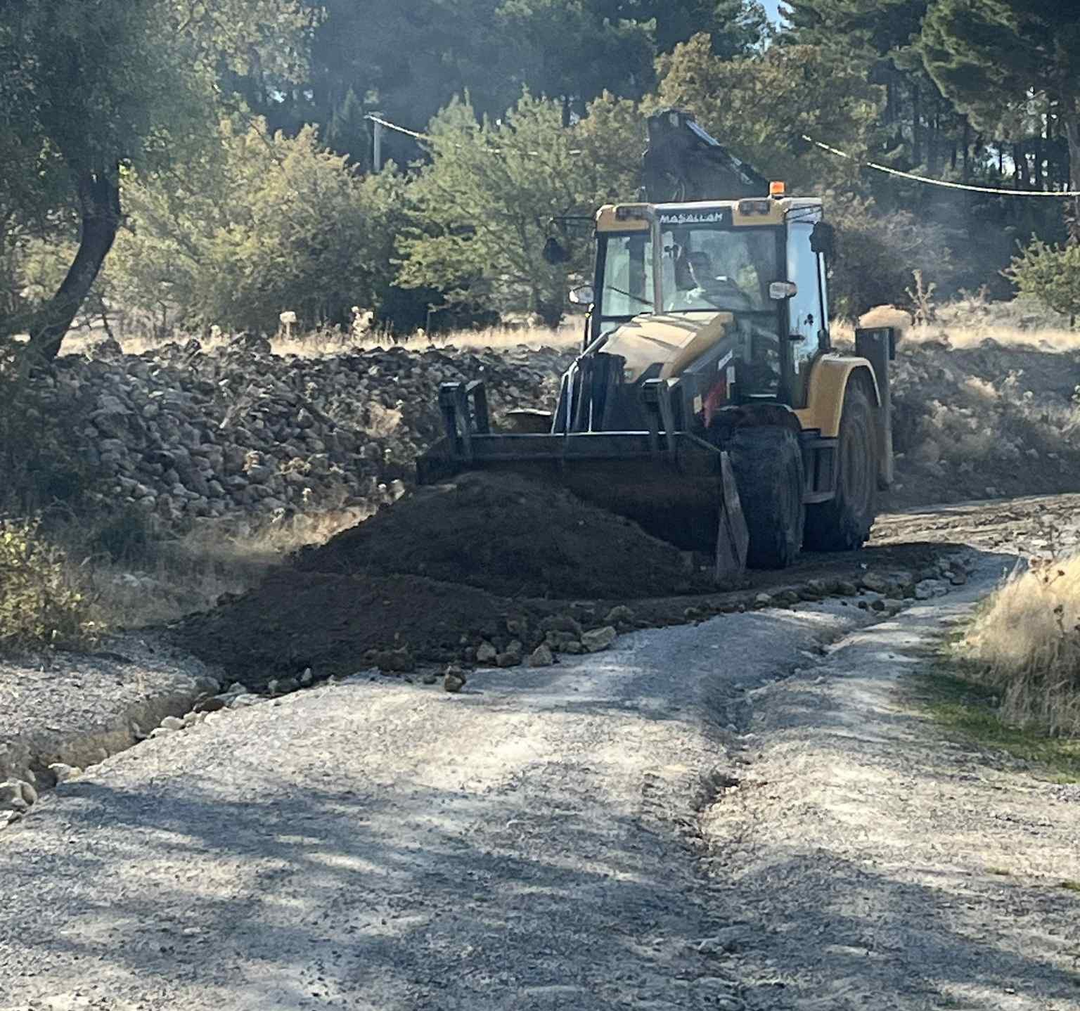 Acıpayam Belediyesinin düzeltmediği yolu vatandaşlar kendi imkânlarıyla düzelti