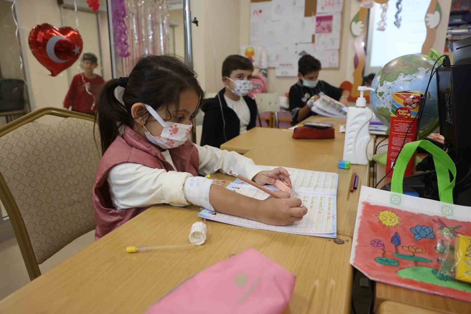 Kanseri yenen Hatice &ouml;ğretmen hastanede minik kalplere umut oluyor
