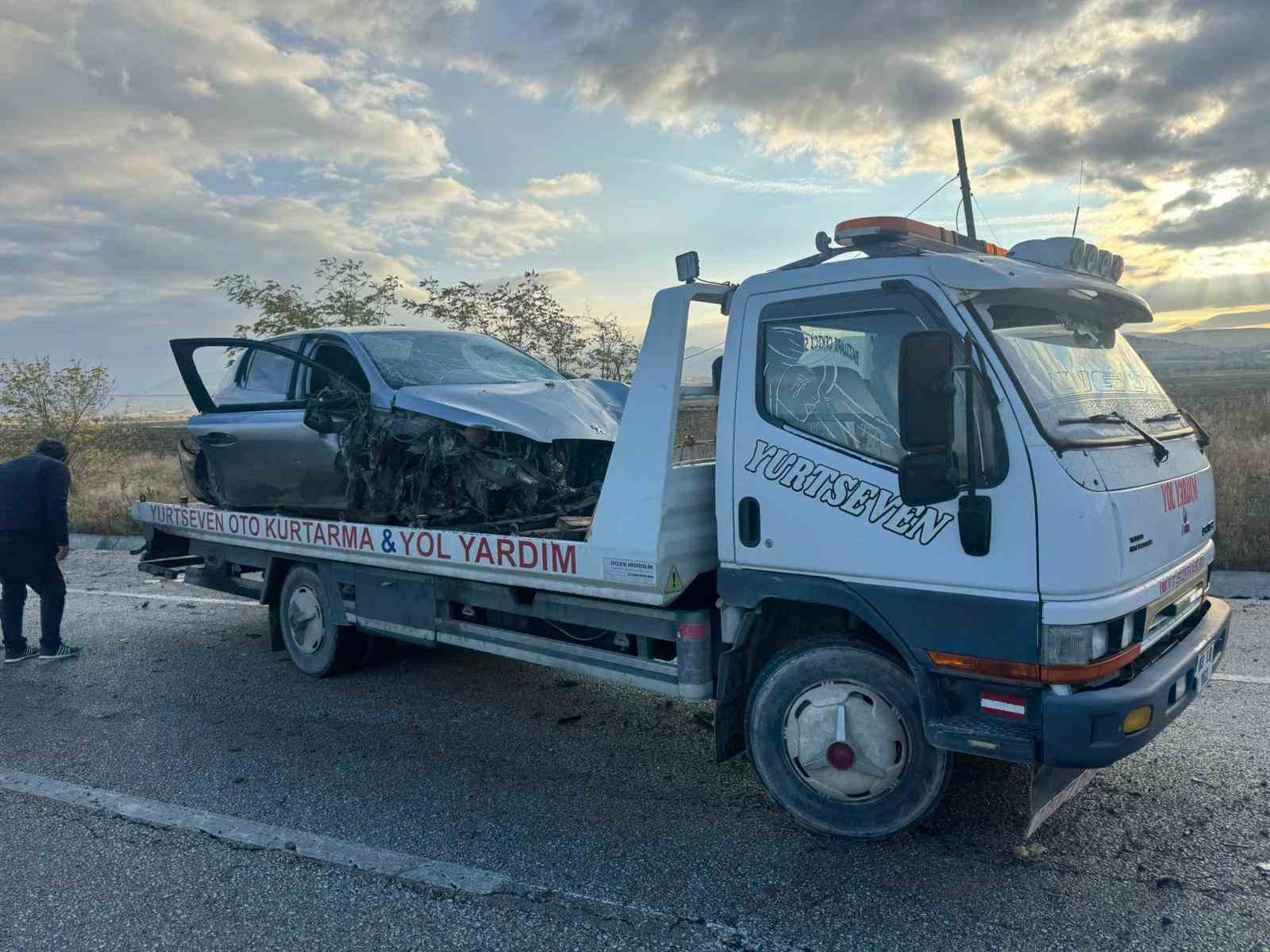 Refüje giren otomobilde 2 kişi yaralandı