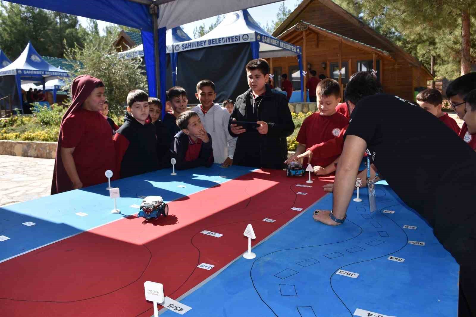 &Ccedil;ocuklar Şahinbey Belediyesi&rsquo;nin Bilim Şenliği&rsquo;nde doyasıya eğlendi
