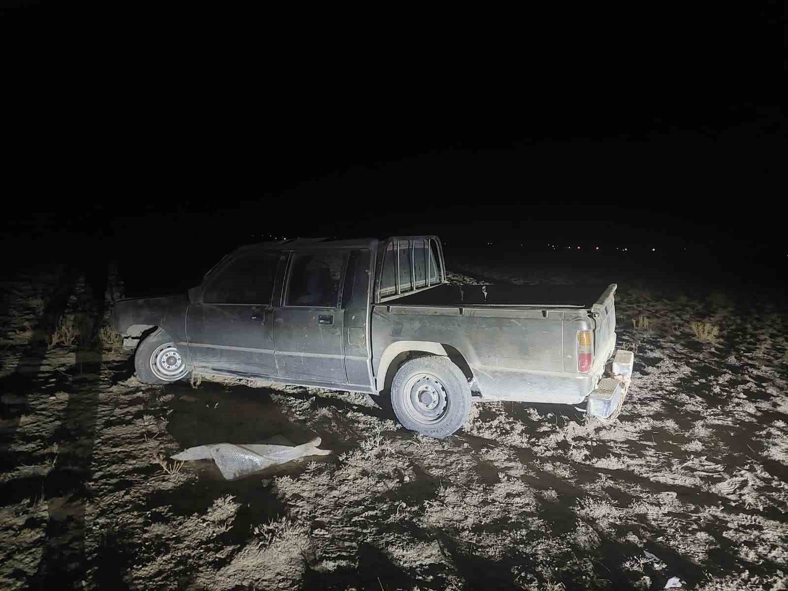 Kontrolden çıkan pikap şarampole girdi: 2 yaralı