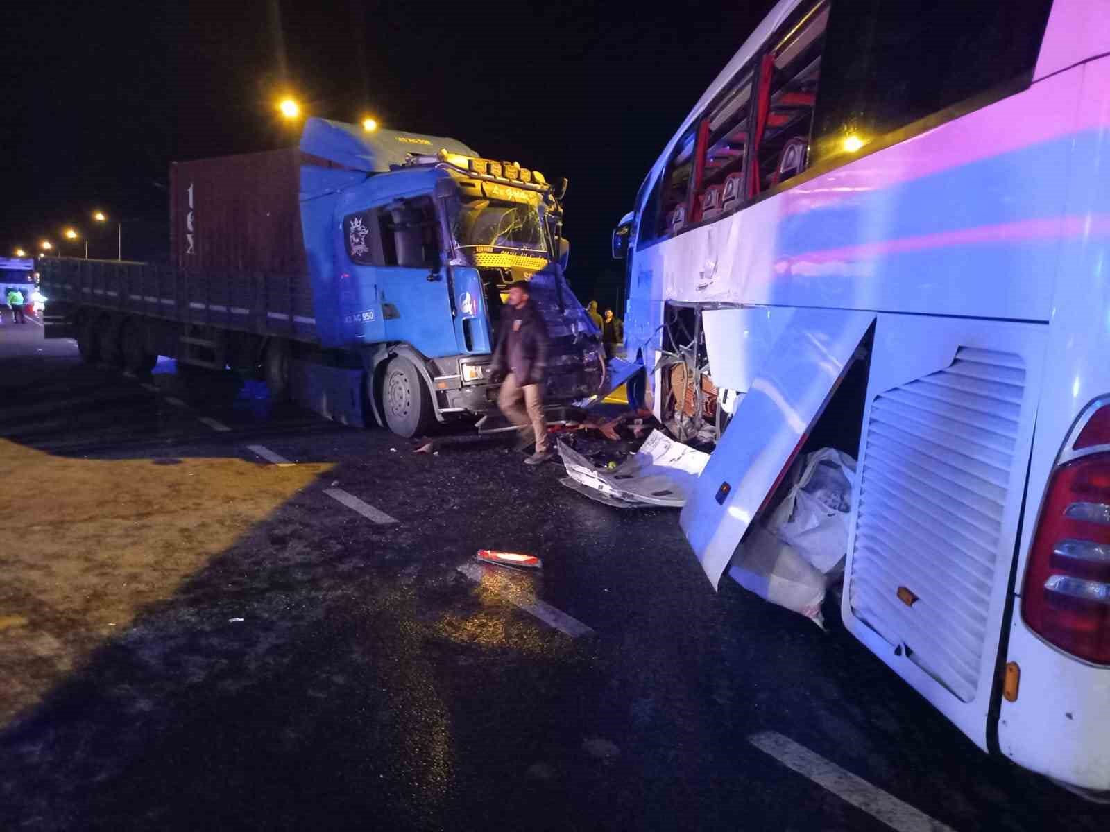 Boz&uuml;y&uuml;k&rsquo;te yolcu otob&uuml;s&uuml; ile tır &ccedil;arpıştı: 20 yaralı
