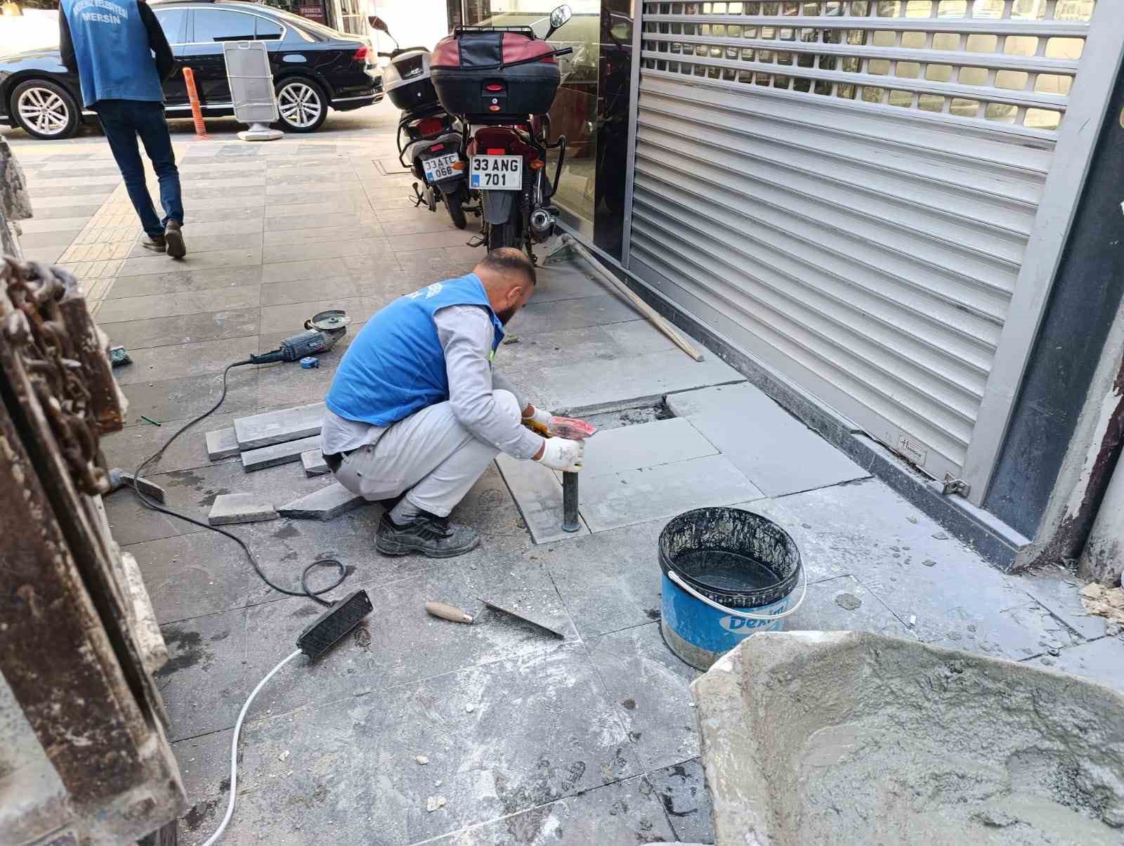 Akdeniz Belediyesi, il&ccedil;enin sokak ve kaldırımlarını yenilemeyi s&uuml;rd&uuml;r&uuml;yor
