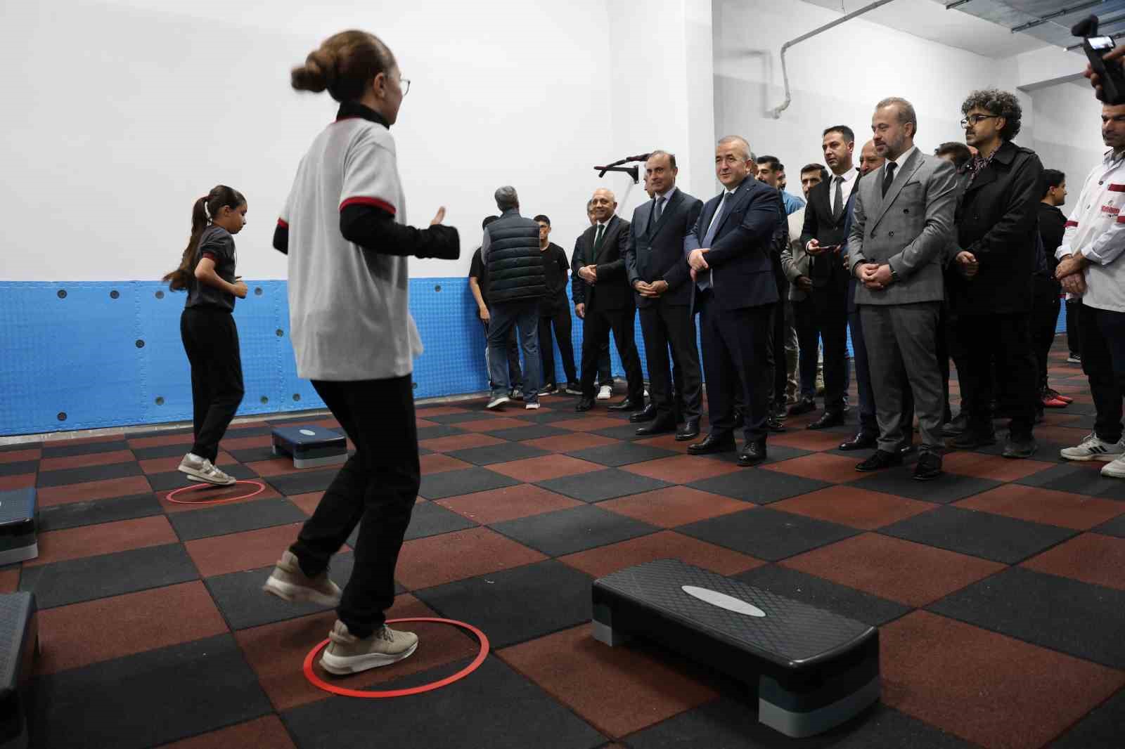 Ortaokul &ouml;ğrencisinin bilek g&uuml;reşine davet ettiği Valinin "Karizmayı &ccedil;izdirmeyelim" demesi g&uuml;l&uuml;msetti
