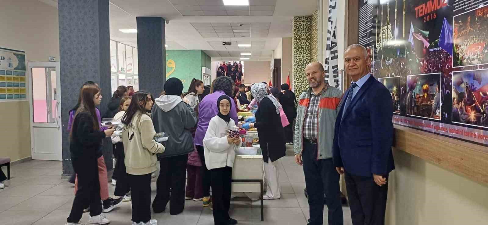 Devrekli &ouml;ğrencilerden Filistin i&ccedil;in hayır &ccedil;arşısı
