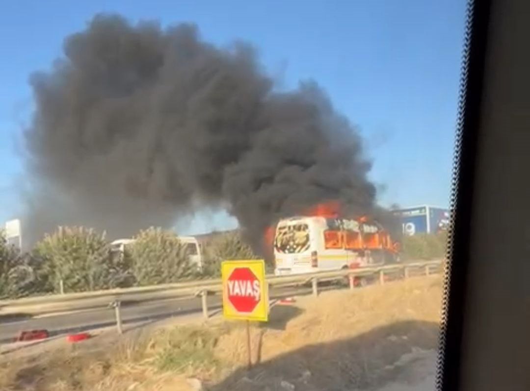 Adana’da öğrenci servisi yandı