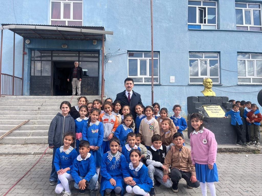 Kars&rsquo;ta &ouml;ğrenciler fidanları toprakla buluşturdu
