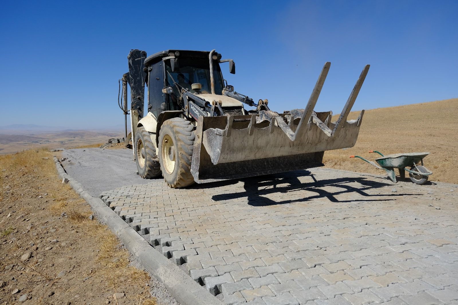 K&ouml;ye kilitli parke taşı
