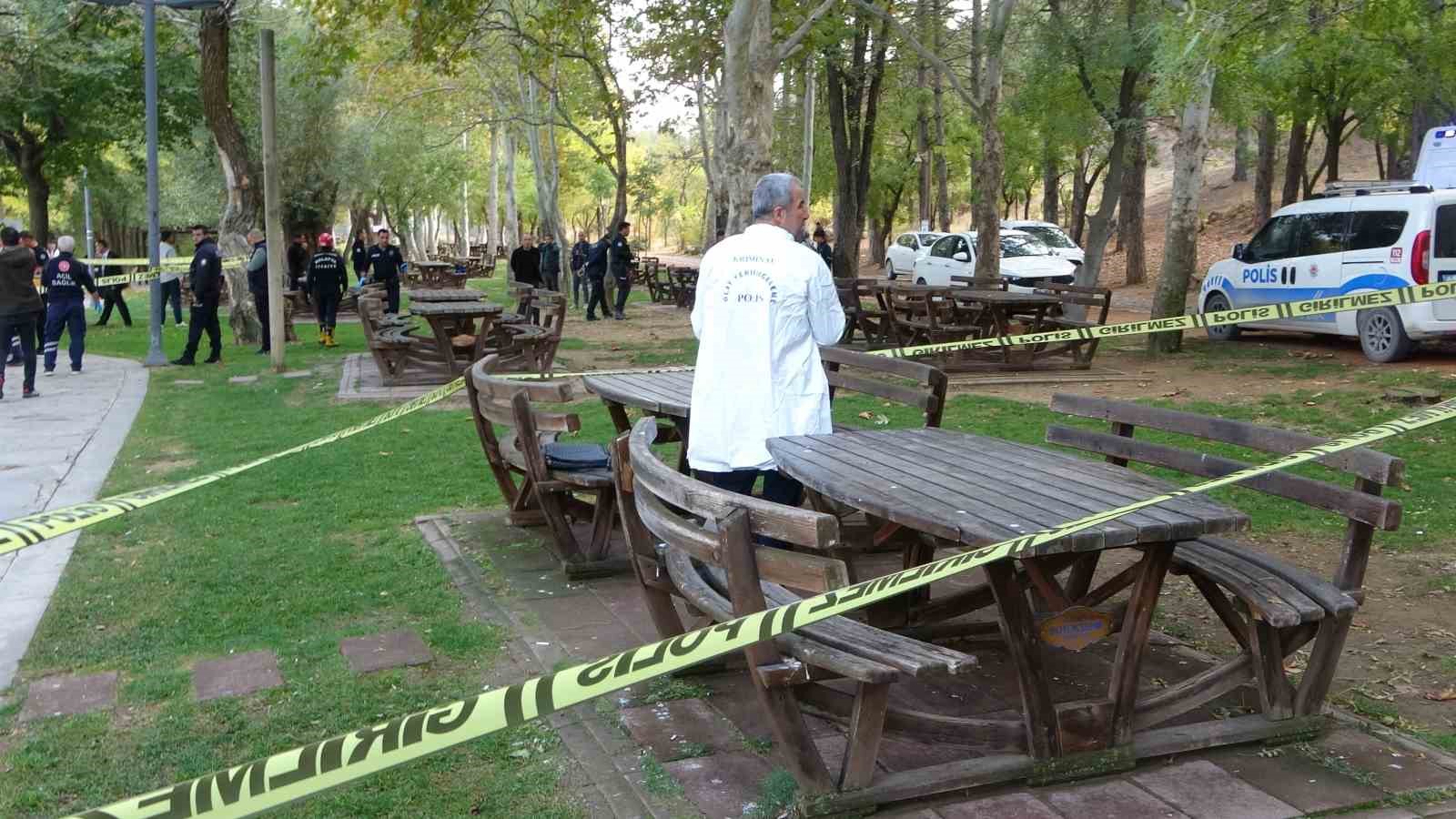 Pikniğe giden &ouml;ğrenciler g&ouml;lette kadın cesedi buldu
