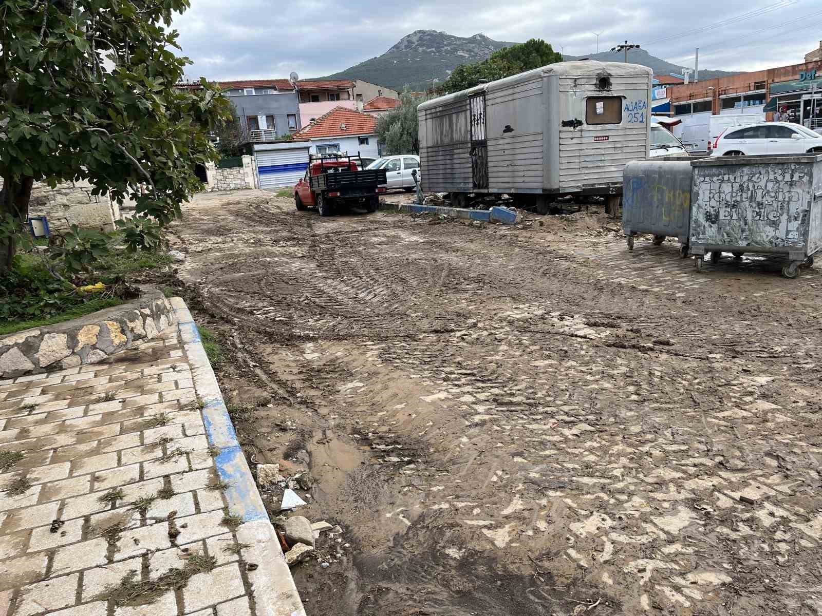 Fo&ccedil;a&rsquo;da selin ardından sokaklar &ccedil;amur deryasına d&ouml;nd&uuml;
