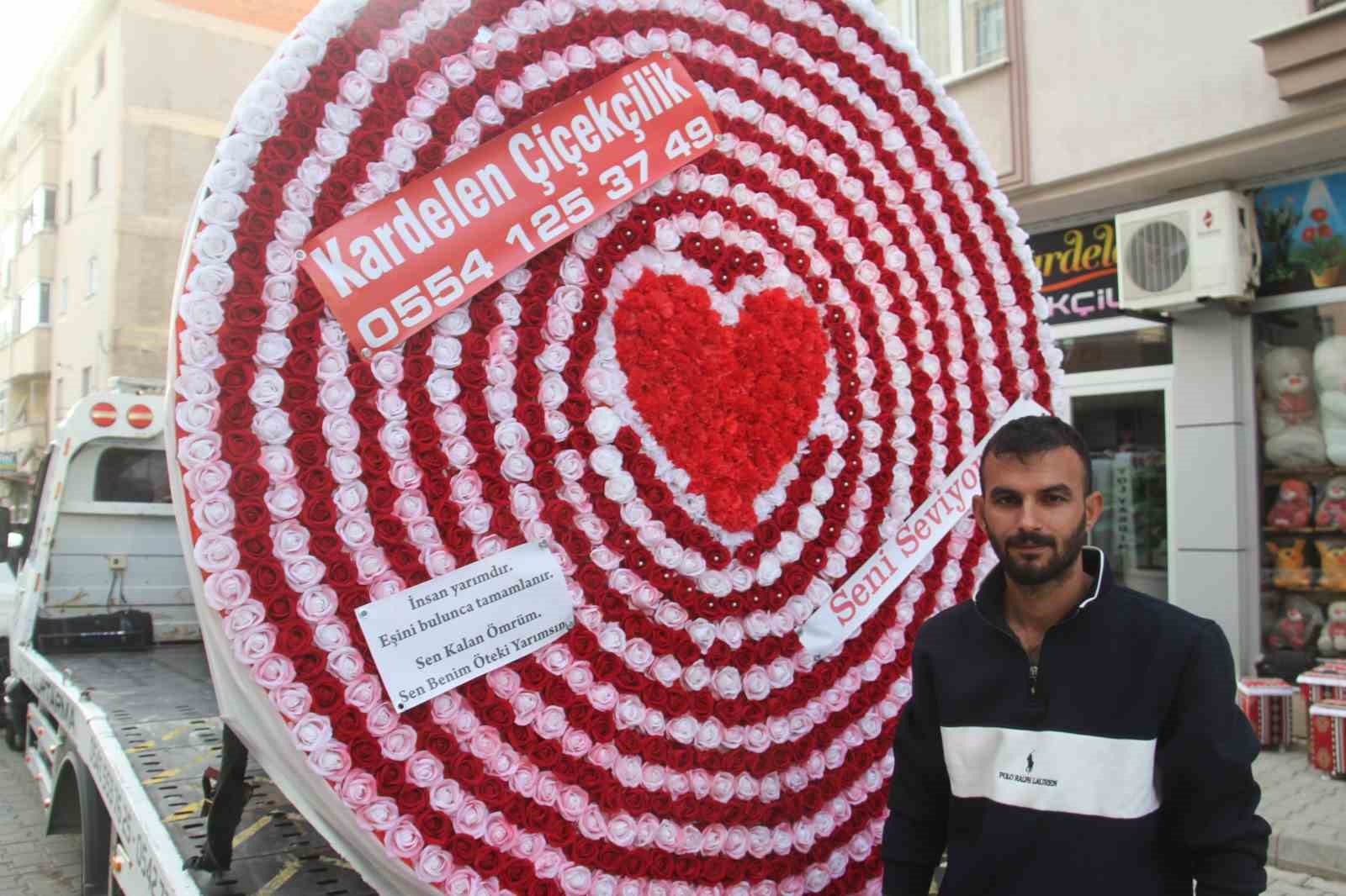 &Ccedil;ekici &uuml;zerinde bu kez kazalı bir ara&ccedil; değil, dev yapay &ccedil;i&ccedil;ek sergilendi
