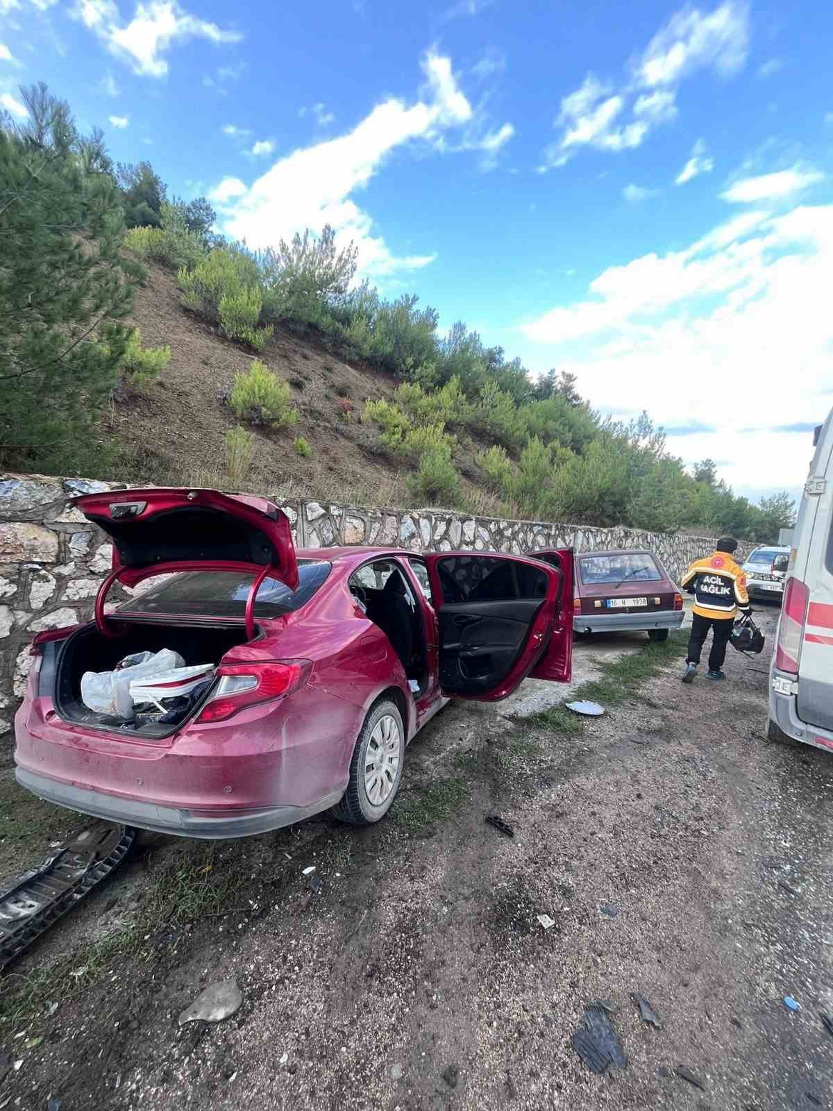 Bilecik&rsquo;te iki otomobil kafa kafaya &ccedil;arpıştı: 4 yaralı
