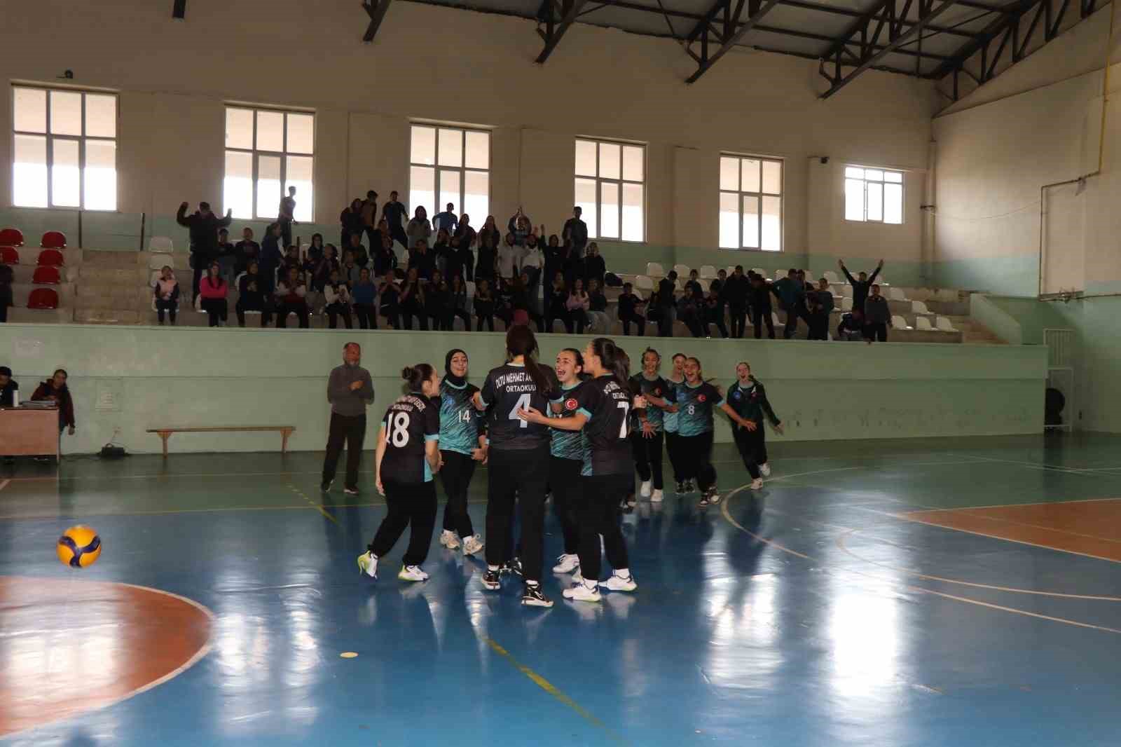 Mehmet Akif Ortaokulu il&ccedil;e şampiyonu oldu
