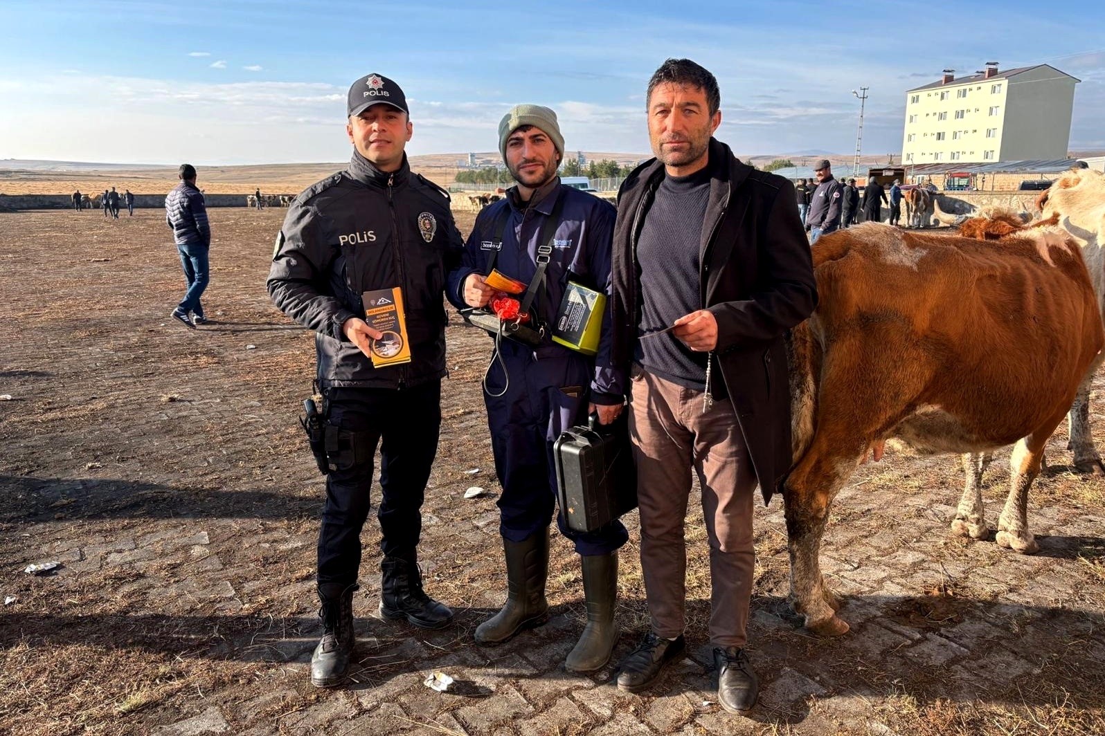 Hayvan pazarında ’sahte para, hayvan hırsızlığı ve dolandırıcılık’ uyarısı