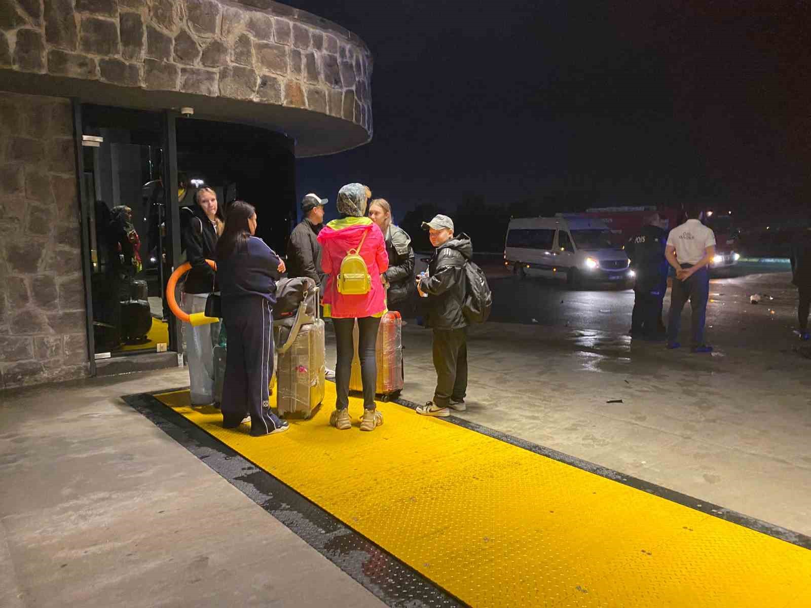 Tur minibüsü ile otomobil çarpıştı: 2 yaralı