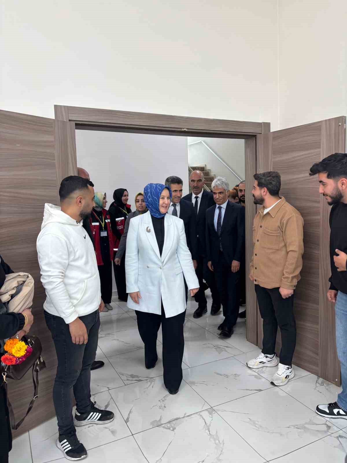 Bakan Yardımcısı Yenigün, ’Evlenecek Gençlerin Desteklenmesi Projesi’nden yararlanan çiftin nikah şahidi oldu