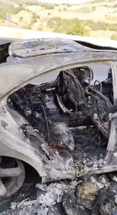 Osmaniye’de yanan otomobil küle döndü