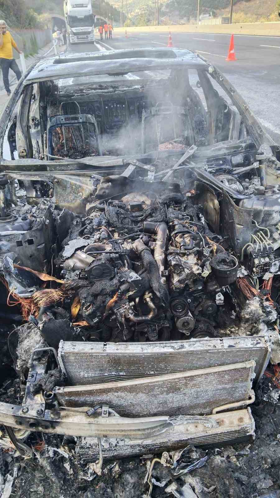 Osmaniye’de yanan otomobil küle döndü