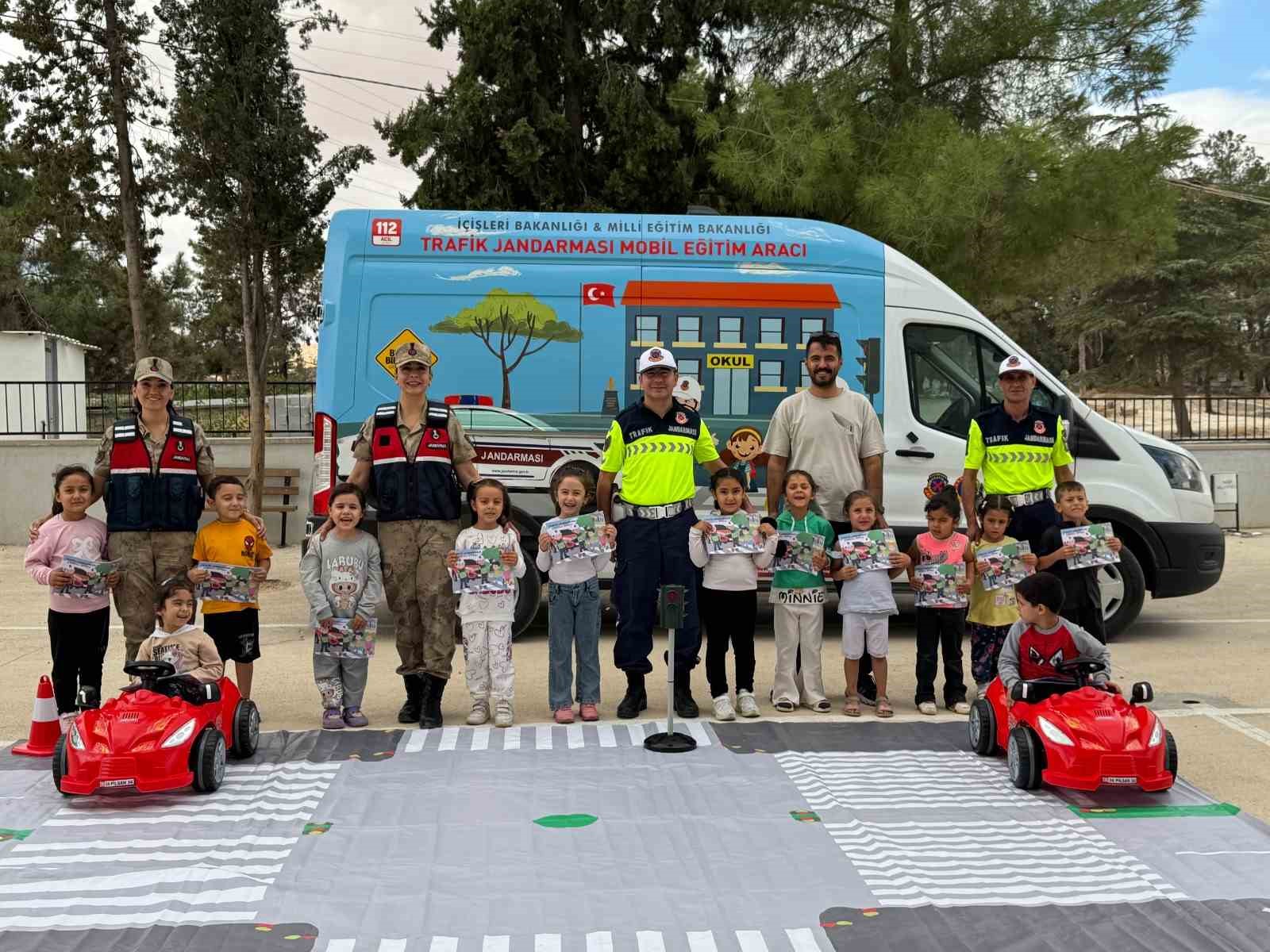 Jandarmadan mobil trafik aracı ile 118 &ouml;ğrenciye trafik eğitimi
